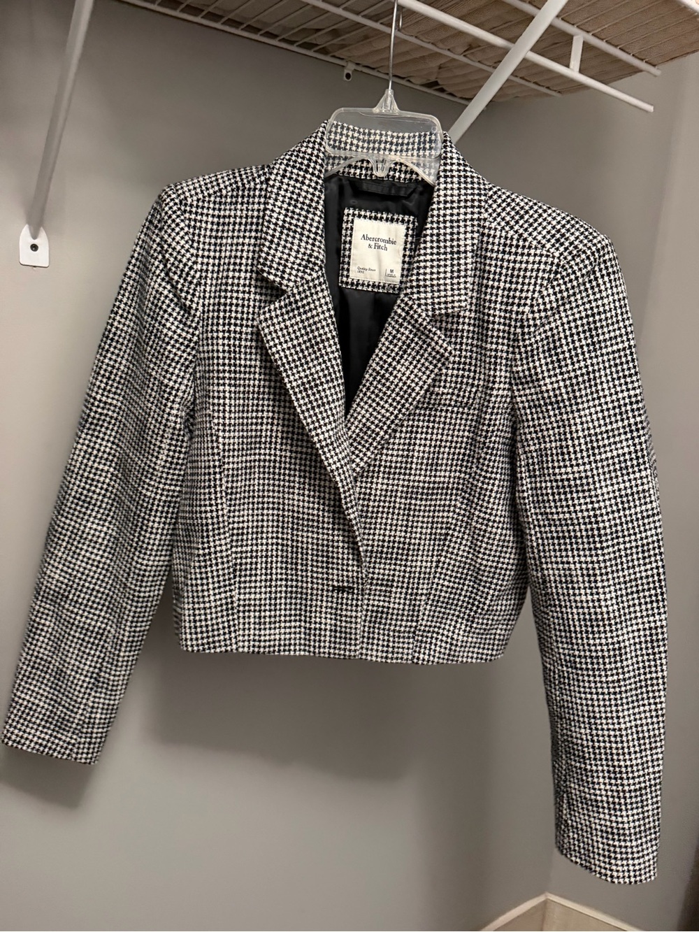 Abercrombie & Fitch Black and White Houndstooth Cropped Blazer